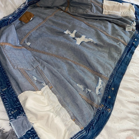 American Eagle Distressed Jean Jacket - Picture 3 of 4